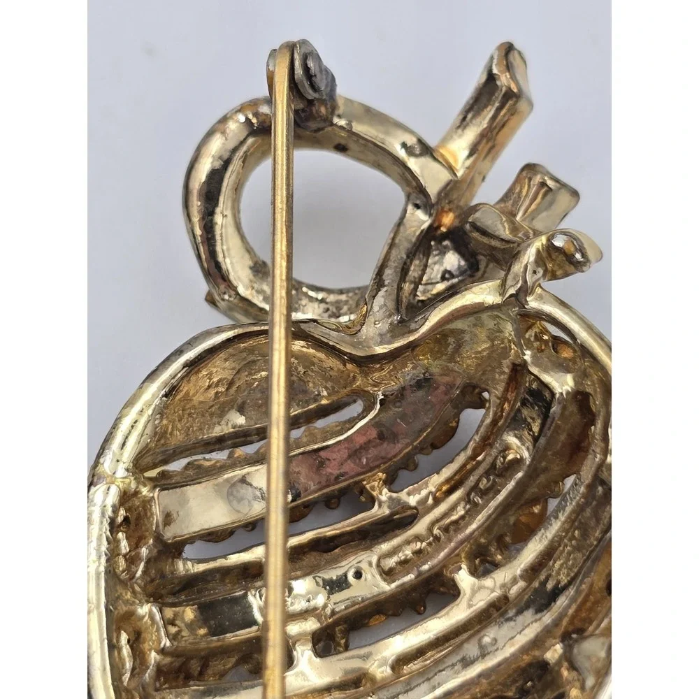 Vintage Coro‎ Strawberry Gold Tone Swirl Ribbon Brooch Pin Pendant Purple Pink